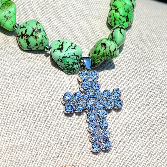 Statement green stone & cross necklace - Picture 2 of 5